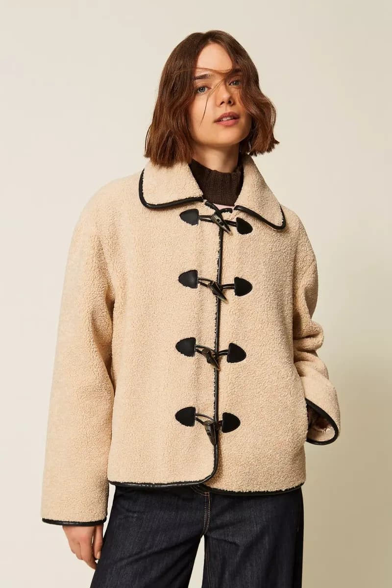 Caban in faux fur con alamari e dettagli effetto pelle | TWINSET