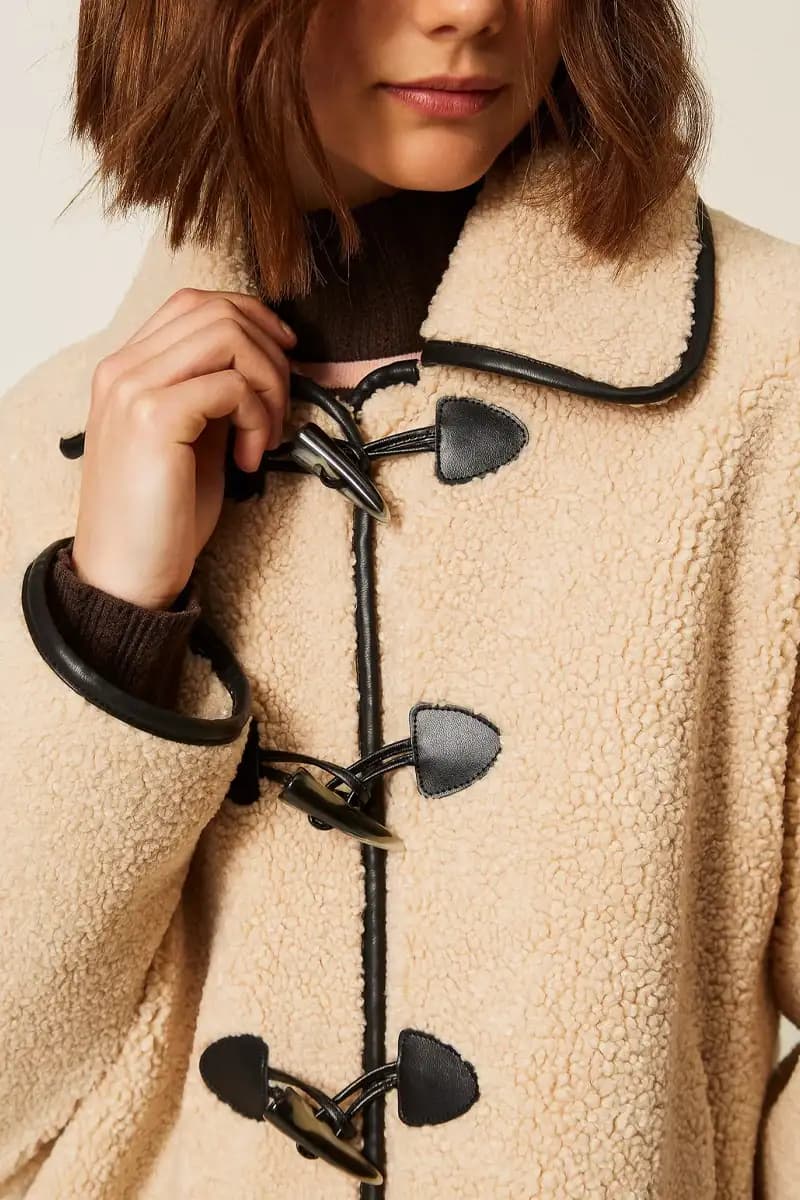 Caban in faux fur con alamari e dettagli effetto pelle | TWINSET - 4