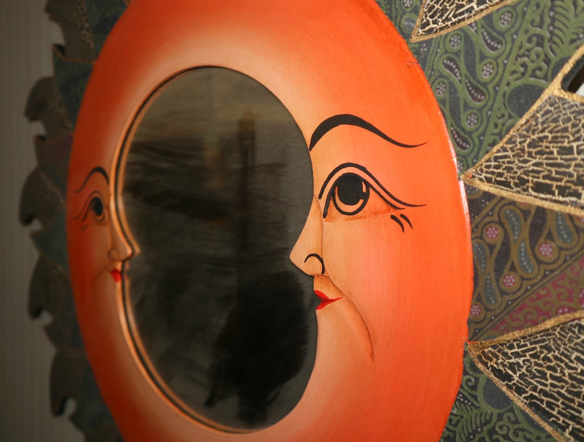 Specchio Sole e Luna in Legno Dipinto a Mano con Batik – Diametro 60 cm | Arredo Etnico e Artigianale - 6
