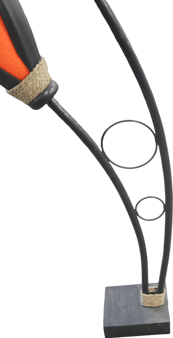 Piantana scultorea artigianale di Bali – Metallo nero, legno e coni arancioni - 4