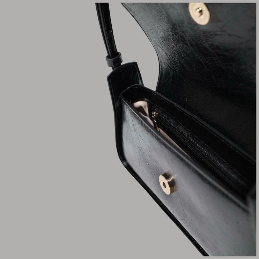 Borsa a spalla Guess Xena con patta e spallaccio regolabile - 4