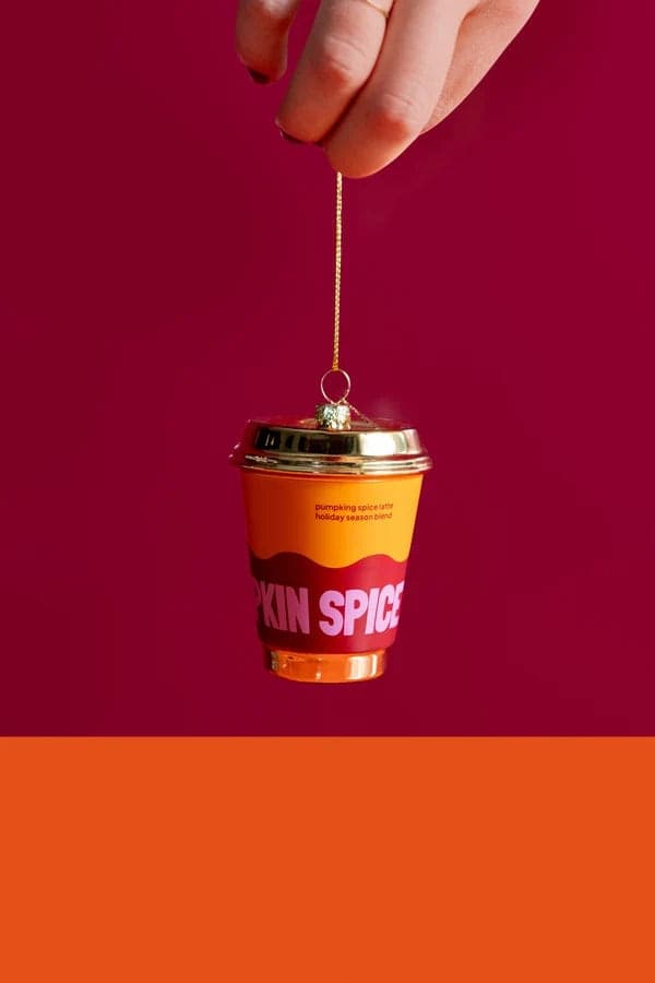 Decorazione Natalizia Pumpkin Spice Latte in Vetro da Appendere, Addobbo a Forma di Bicchiere di Caffè per Albero di Natale, 9,5 cm - 2