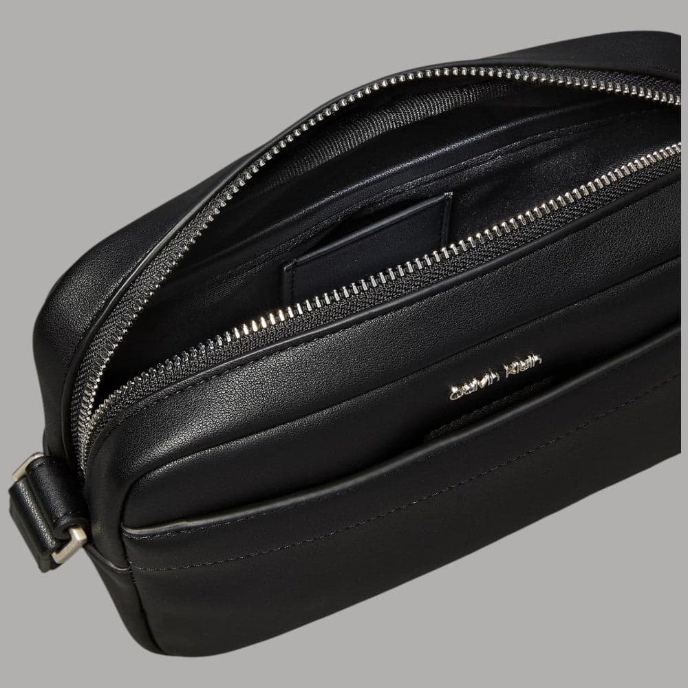 Pochette Calvin Klein con polsiera e logo in rilievo - 3