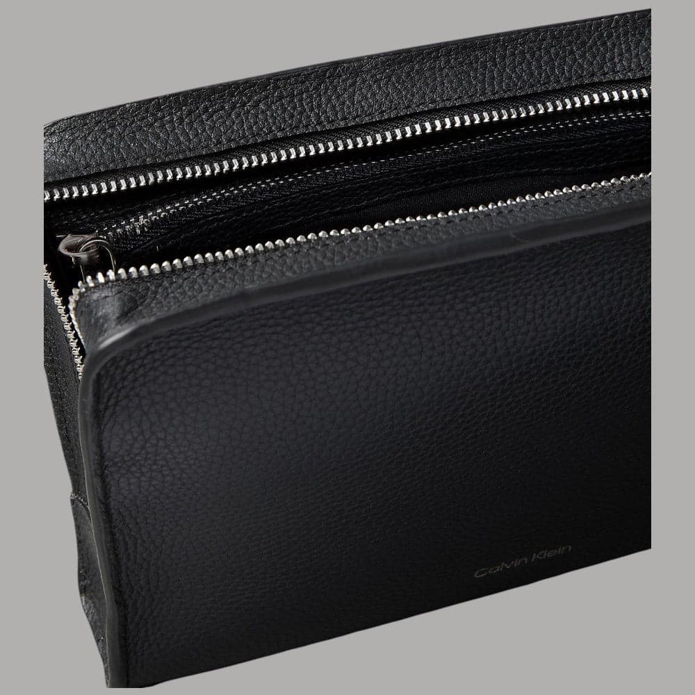 Pochette Calvin Klein con polsiera in pelle e logo laminato - 2