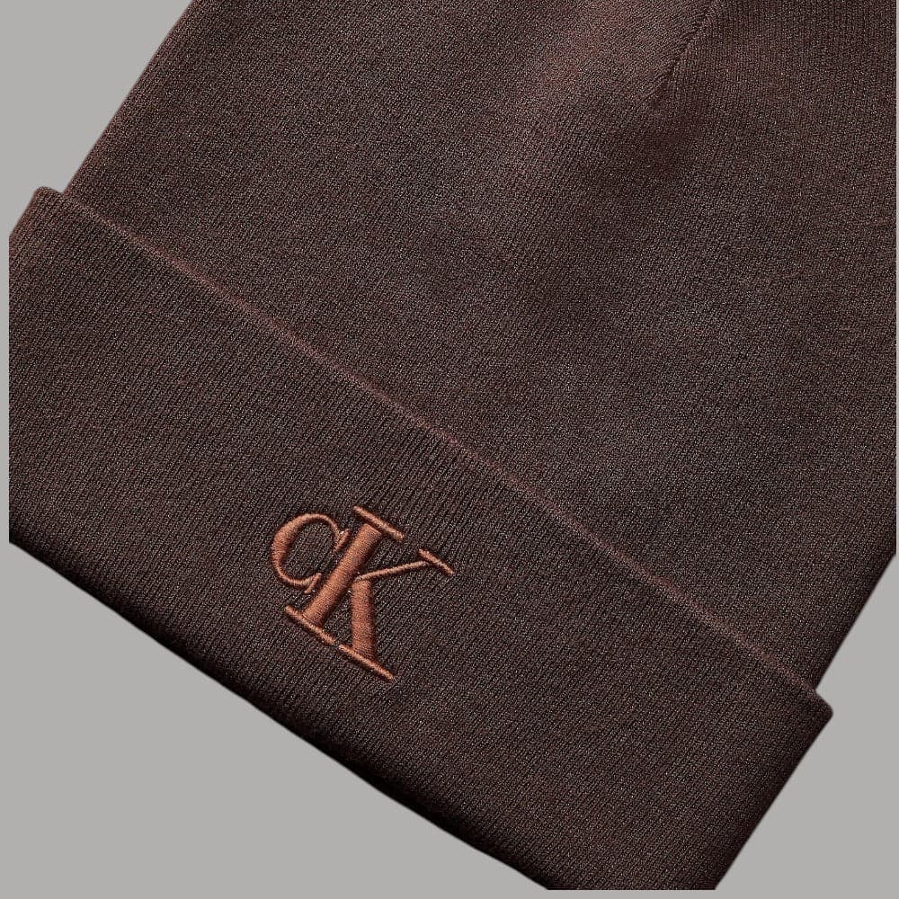 Berretto Calvin Klein a costine con monogramma ricamato - 5