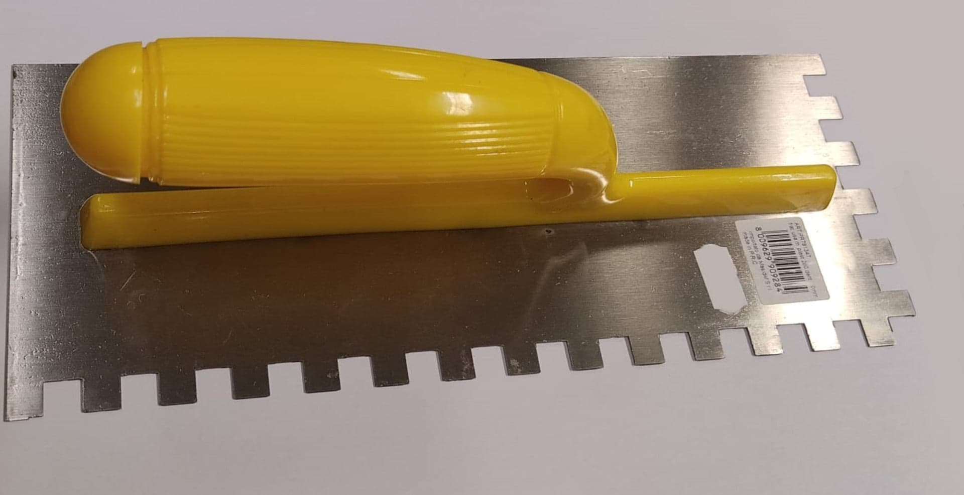FRATTONE "USA" IN ACCIAIO CON MANICON IN PLASTICA - 280MM CON DENTATURA 10MM - COLORE GIALLO in Cazzuole di finitura Stockdoc - Terni, commercioVirtuoso.it
