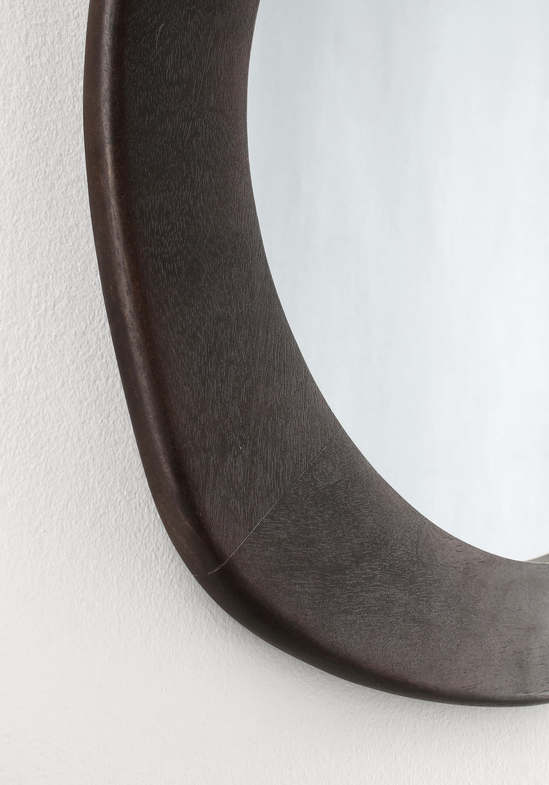 Specchio con cornice in legno "Dudhi" Ø 54,5x2,5 cm in Specchi da parete Decor Space - Altamura, commercioVirtuoso.it