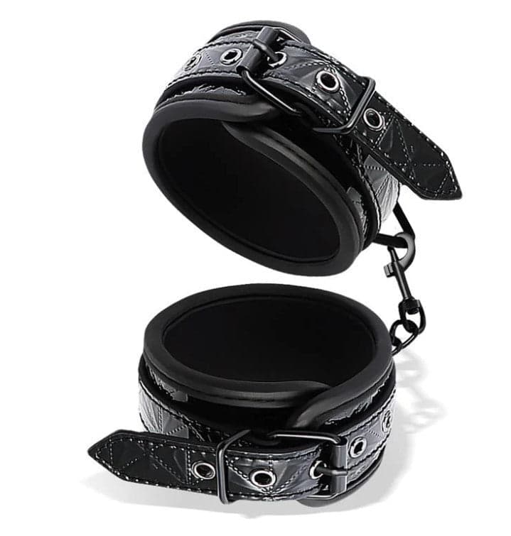 Sapphire cavigliere bondage vegano nere imbottite catena BDSM fetish in prodotto Erosdom - Palmi, commercioVirtuoso.it