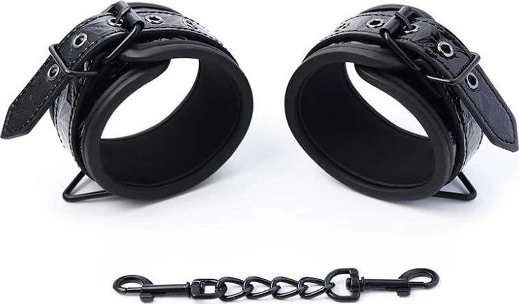 Sapphire cavigliere bondage vegano nere imbottite catena BDSM fetish in prodotto Erosdom - Palmi, commercioVirtuoso.it