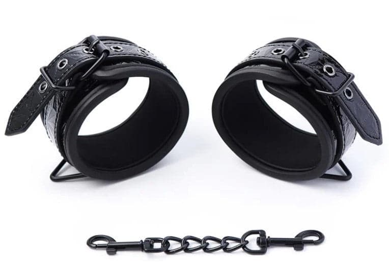 Sapphire cavigliere bondage vegano nere imbottite catena BDSM fetish in prodotto Erosdom - Palmi, commercioVirtuoso.it