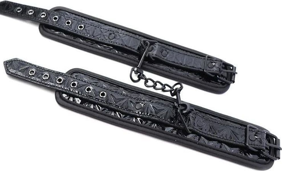 Sapphire cavigliere bondage vegano nere imbottite catena BDSM fetish in prodotto Erosdom - Palmi, commercioVirtuoso.it