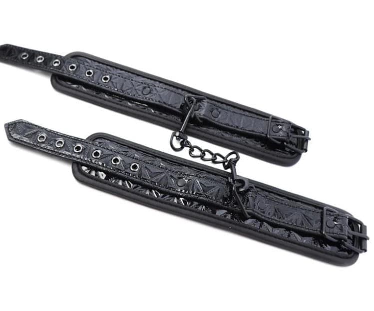 Sapphire cavigliere bondage vegano nere imbottite catena BDSM fetish in prodotto Erosdom - Palmi, commercioVirtuoso.it