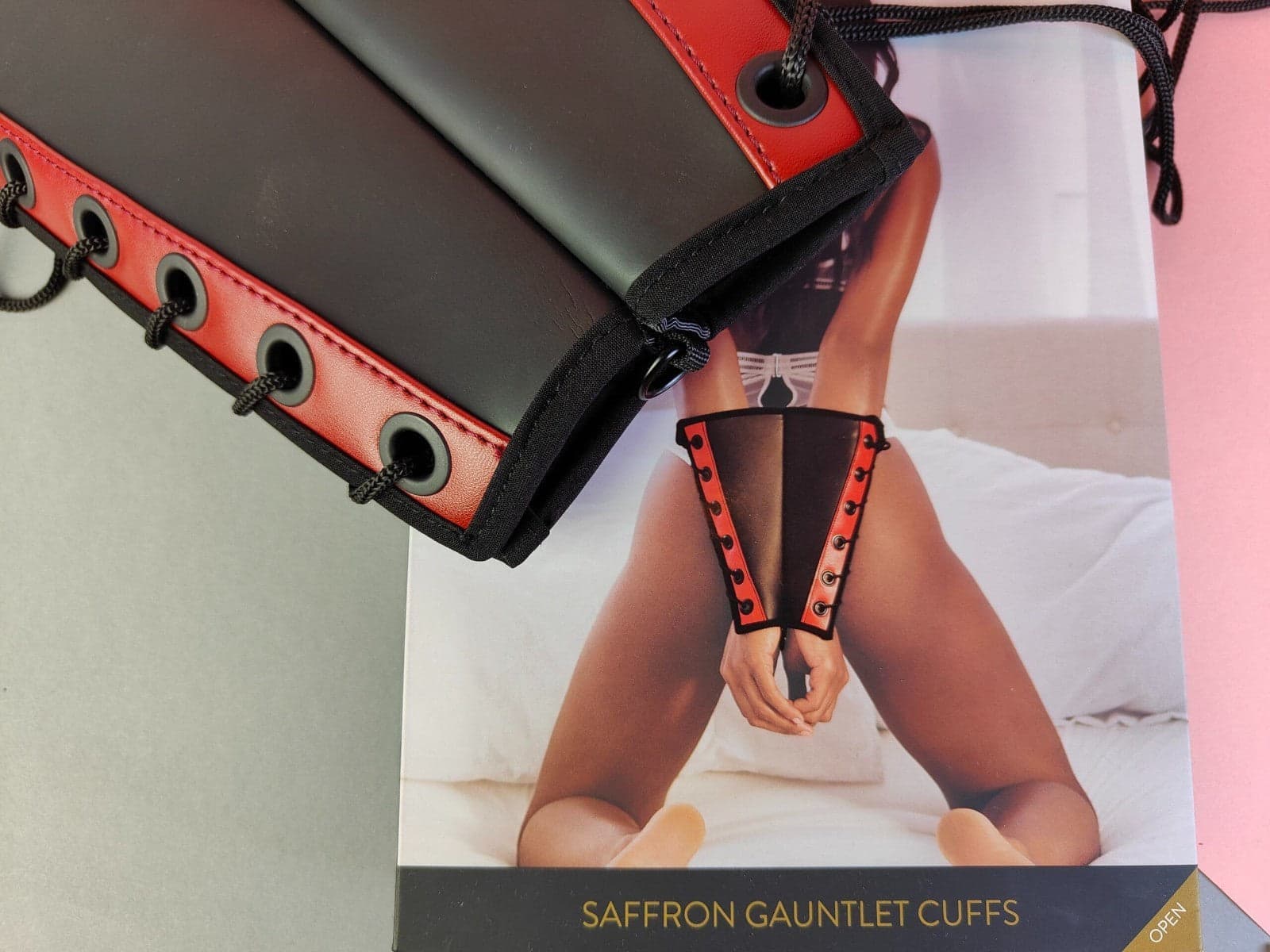 Sportsheets Saffron Cuffs Polsini “gauntlet” regolabili bondage BDSM fetish in prodotto Erosdom - Palmi, commercioVirtuoso.it