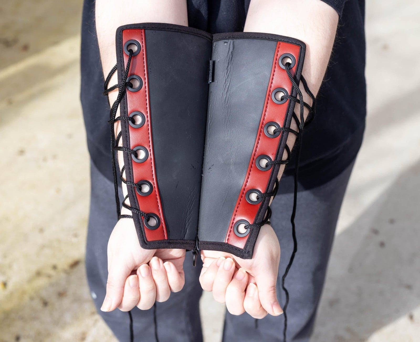Sportsheets Saffron Cuffs Polsini “gauntlet” regolabili bondage BDSM fetish in prodotto Erosdom - Palmi, commercioVirtuoso.it