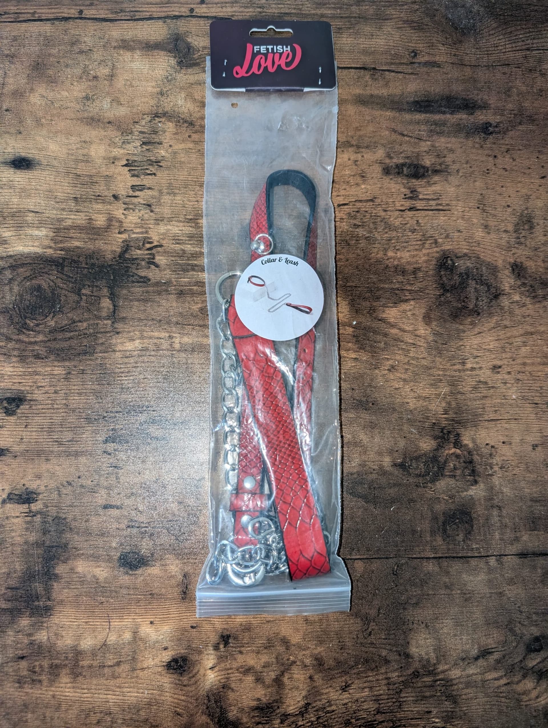 Collare donna con guinzaglio Fetish Love rosso bondage fetish BDSM pelle PU in prodotto Erosdom - Palmi, commercioVirtuoso.it