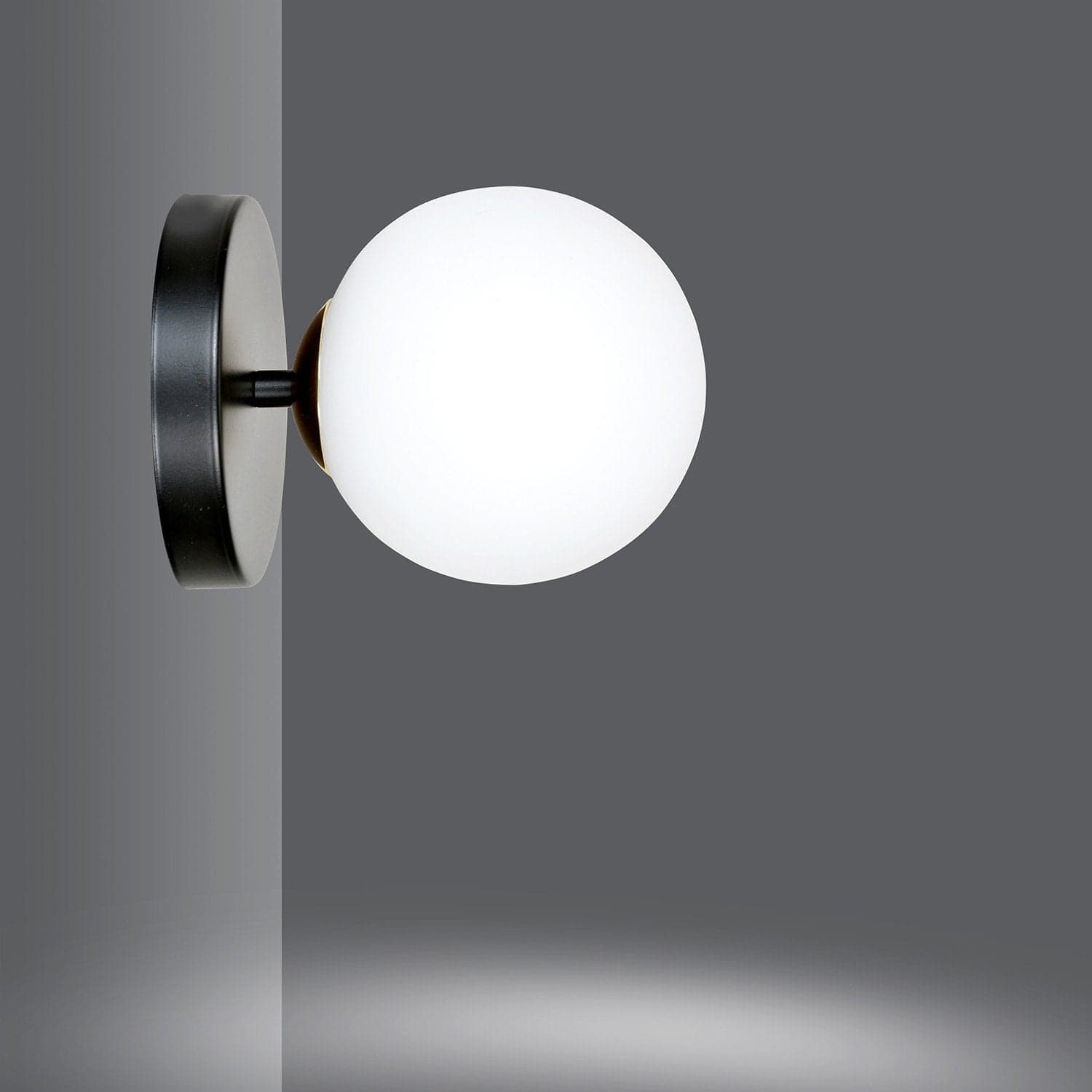 Applique A 1 Luce Floki In Acciaio Nero E Sfera In Vetro Bianco E Oro in Applique LuceArt - Montecorvino Pugliano, commercioVirtuoso.it
