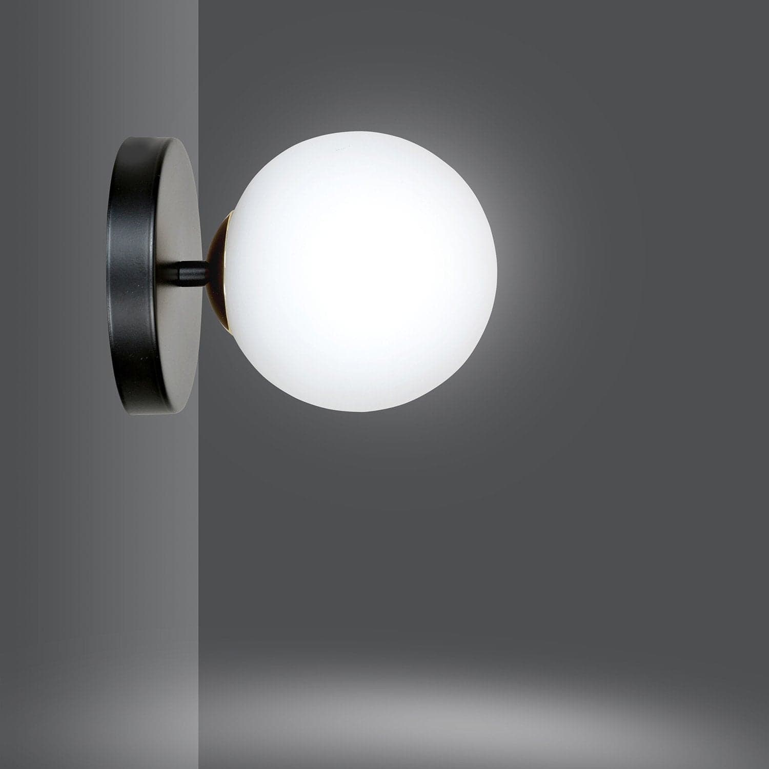 Applique A 1 Luce Floki In Acciaio Nero E Sfera In Vetro Bianco E Oro in Applique LuceArt - Montecorvino Pugliano, commercioVirtuoso.it