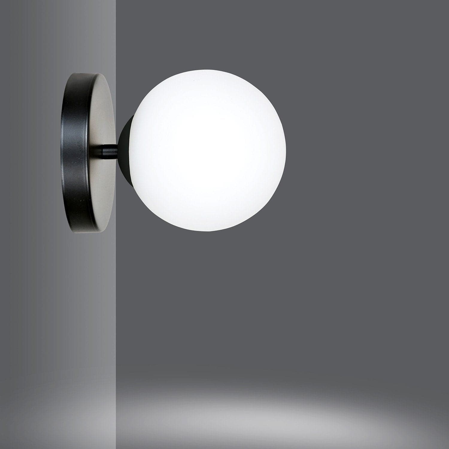 Applique A 1 Luce Hallador In Acciaio Nero E Sfera In Vetro Opalino in Applique LuceArt - Montecorvino Pugliano, commercioVirtuoso.it