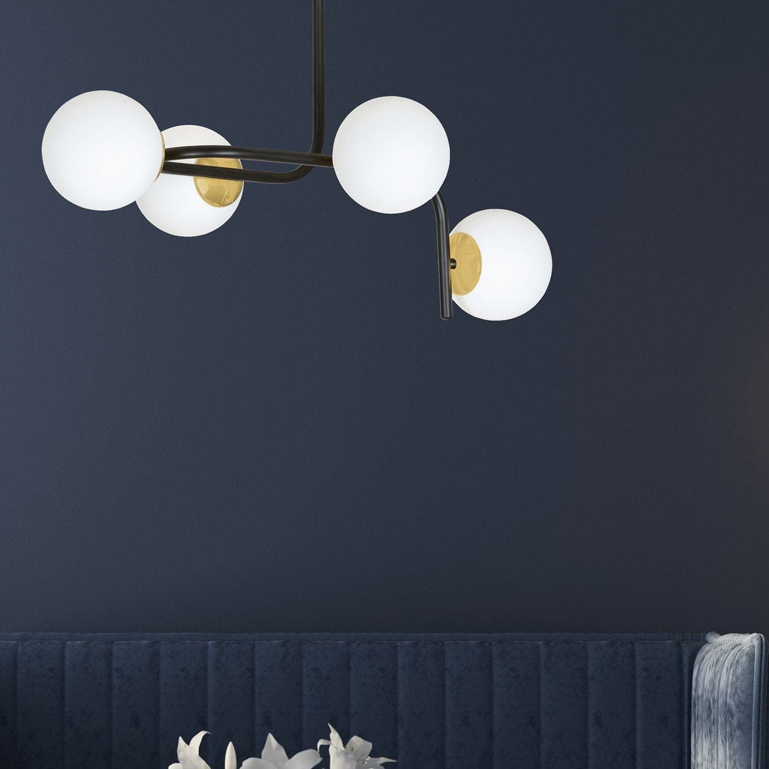Lampadario 4 Luci Kalf Acciaio Nero A Bracci Curvi E Sfere Vetro Opalino E Oro in Lampade a sospensione LuceArt - Montecorvino Pugliano, commercioVirtuoso.it