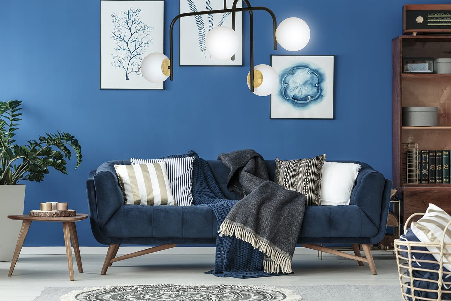 Lampadario 4 Luci Kalf In Acciaio Nero A Bracci E Sfere In Vetro Opalino E Oro in Lampade a sospensione LuceArt - Montecorvino Pugliano, commercioVirtuoso.it