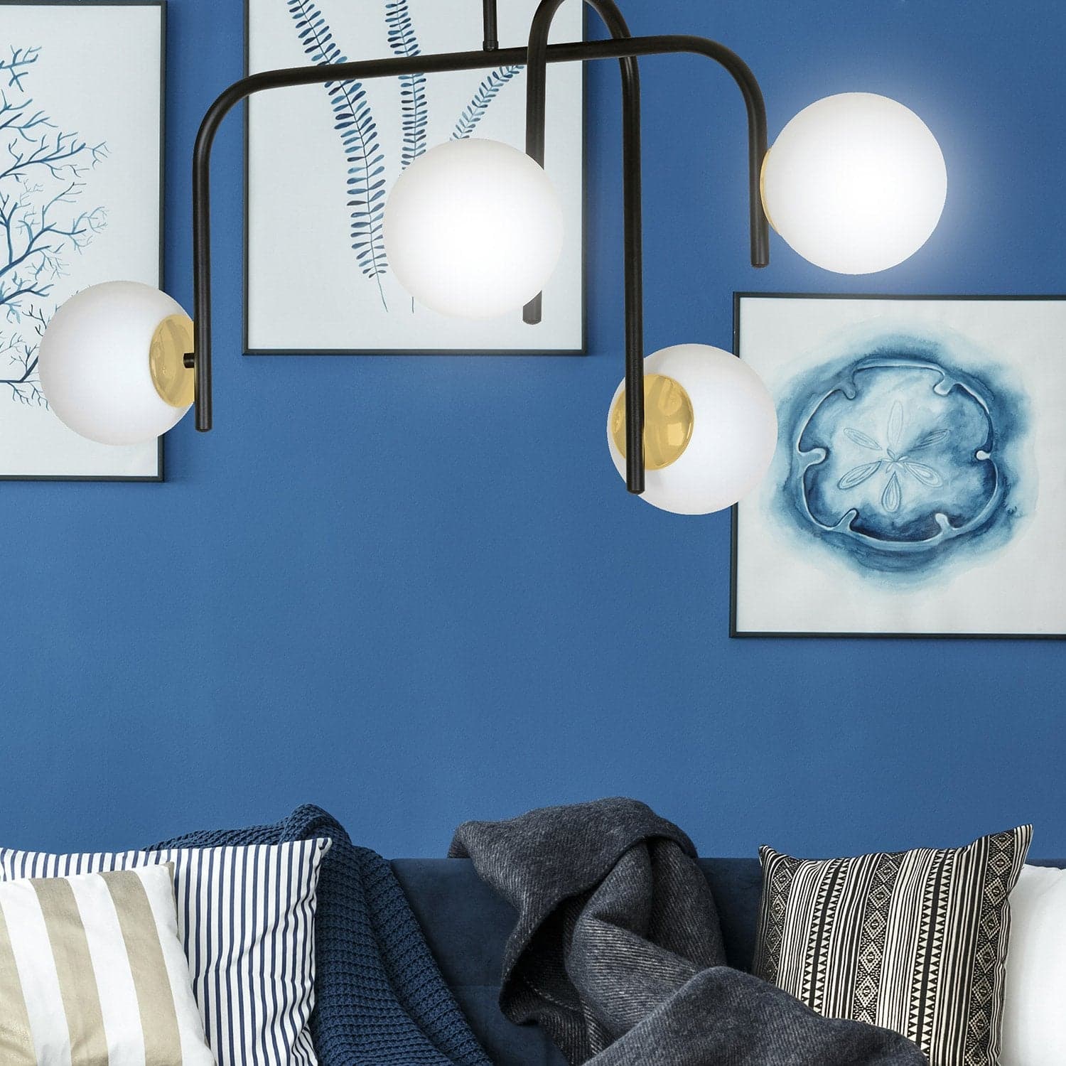 Lampadario 4 Luci Kalf In Acciaio Nero A Bracci E Sfere In Vetro Opalino E Oro in Lampade a sospensione LuceArt - Montecorvino Pugliano, commercioVirtuoso.it