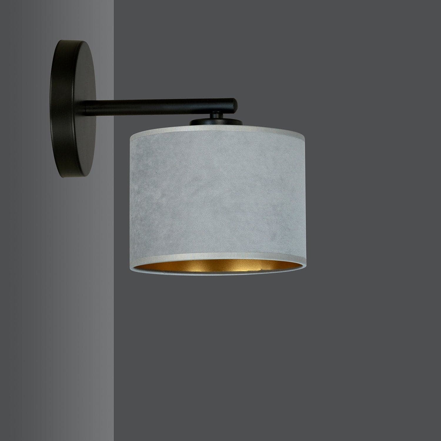Applique 1 Luce Hilde In Acciaio Nero E Paralume In Tessuto Grigio in Applique LuceArt - Montecorvino Pugliano, commercioVirtuoso.it