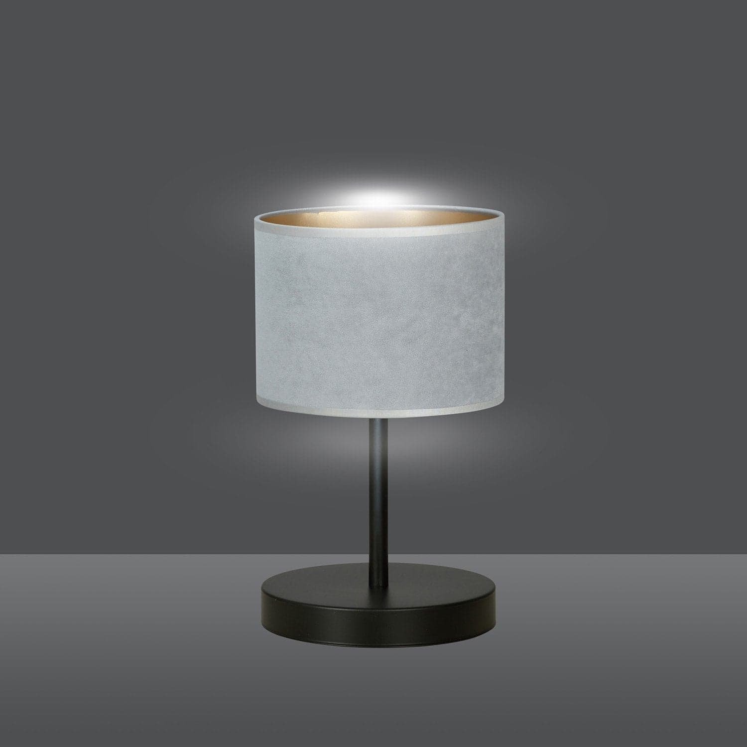 Lampada Da Tavolo 1 Luce Hilde In Acciaio Nero E Paralume In Tessuto Grigio in Lampade da tavolo e abat-jour LuceArt - Montecorvino Pugliano, commercioVirtuoso.it