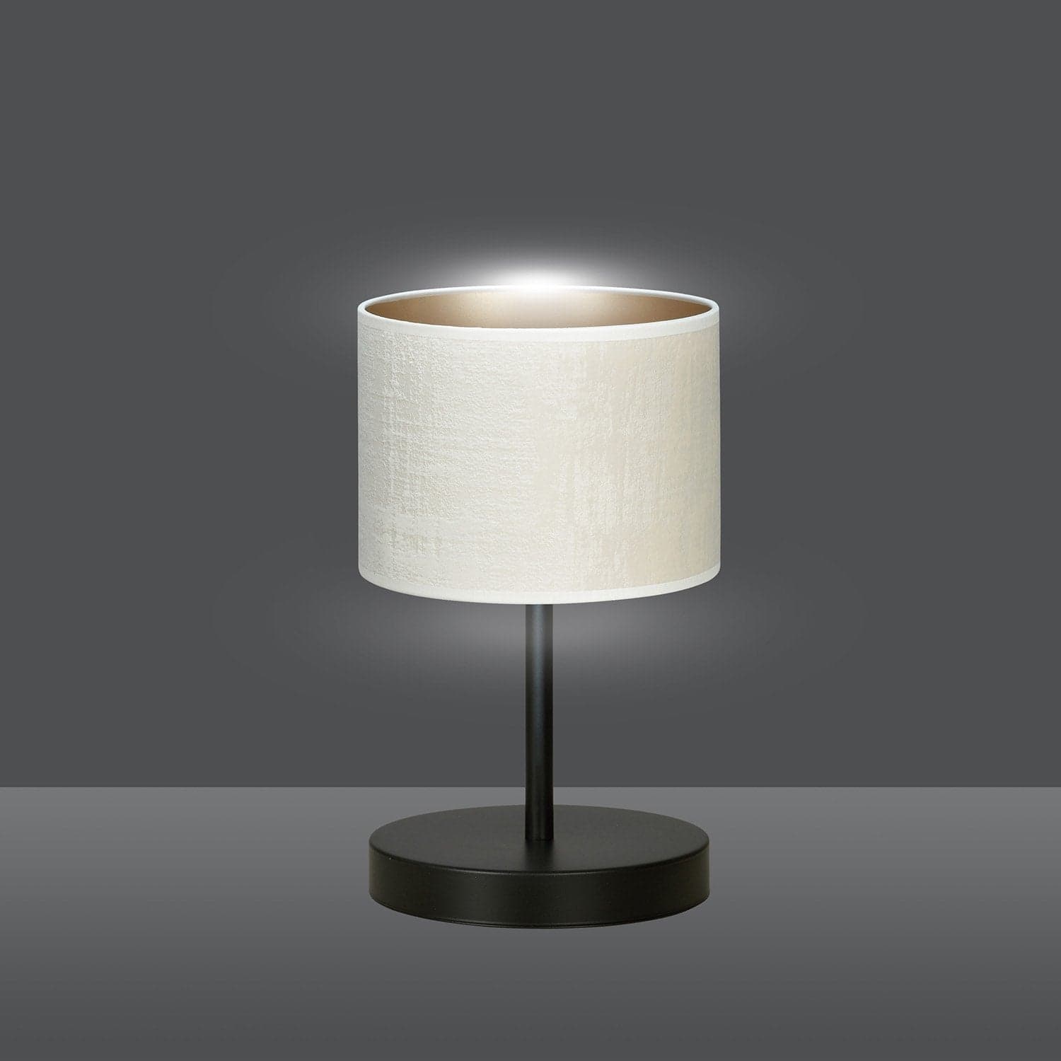 Lampada Da Tavolo 1 Luce Hilde In Acciaio Nero E Paralume In Tessuto Beige in Lampade da tavolo e abat-jour LuceArt - Montecorvino Pugliano, commercioVirtuoso.it