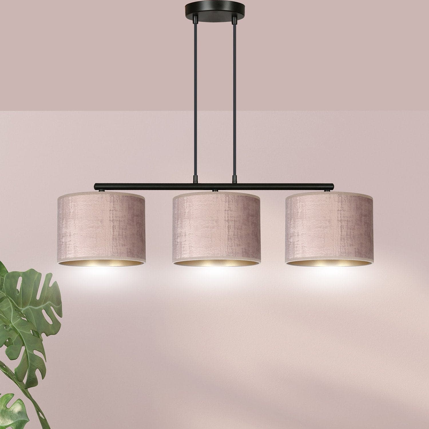 Lampadario 3 Luci Hilde In Acciaio Nero E Paralumi In Tessuto Rosa in Lampade a sospensione LuceArt - Montecorvino Pugliano, commercioVirtuoso.it