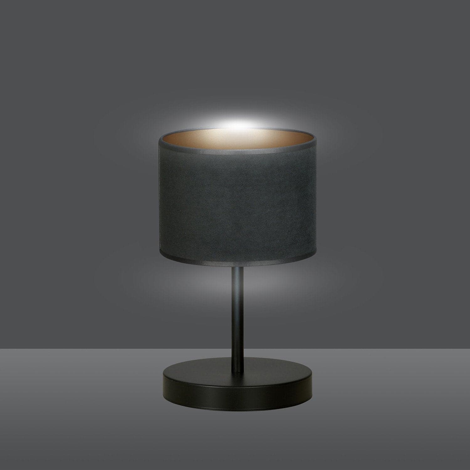 Lampada Da Tavolo 1 Luce Hilde In Acciaio Nero E Paralume In Tessuto Nero in Lampade da tavolo e abat-jour LuceArt - Montecorvino Pugliano, commercioVirtuoso.it