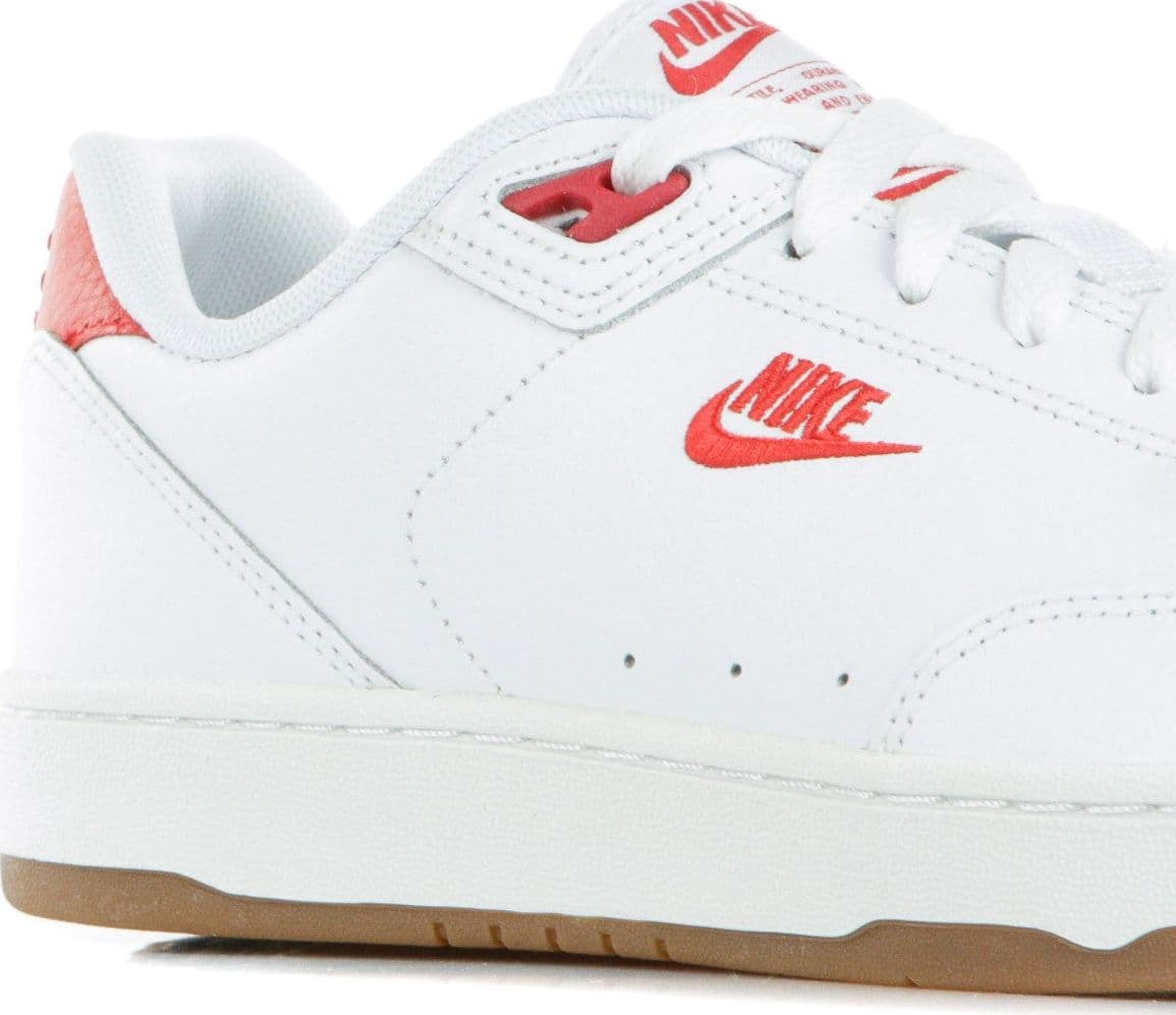 Nike Scarpa Bassa Uomo Grandstand Ii Premium White/university Red/gum Med Brown/black da uomo in Sneaker casual Drestige - Casamassima, commercioVirtuoso.it