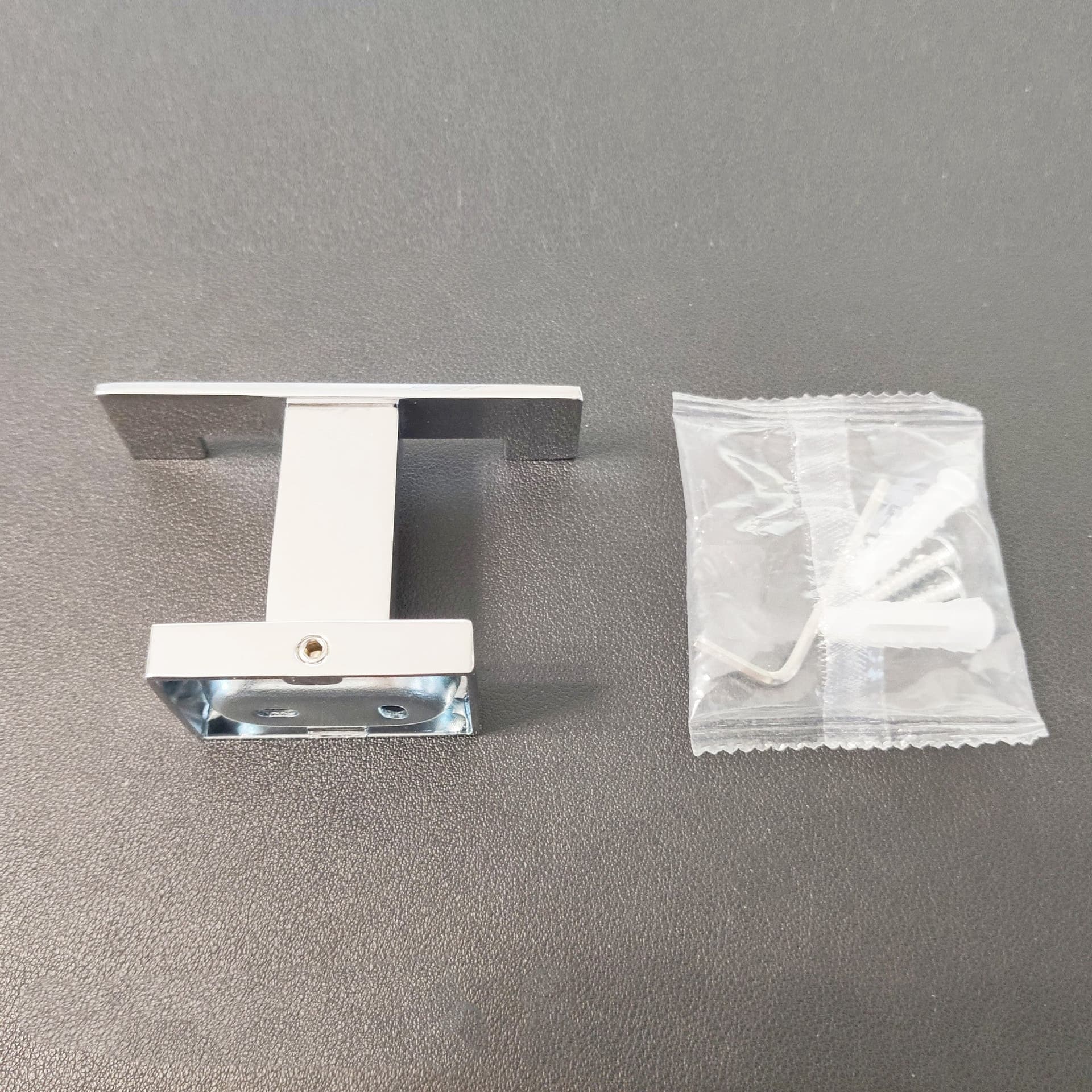 2 Appendini bagno con doppio gancio per accappatoi quadrato Zurigo in Ganci portasciugamani Mondialshop - Parabiago, commercioVirtuoso.it