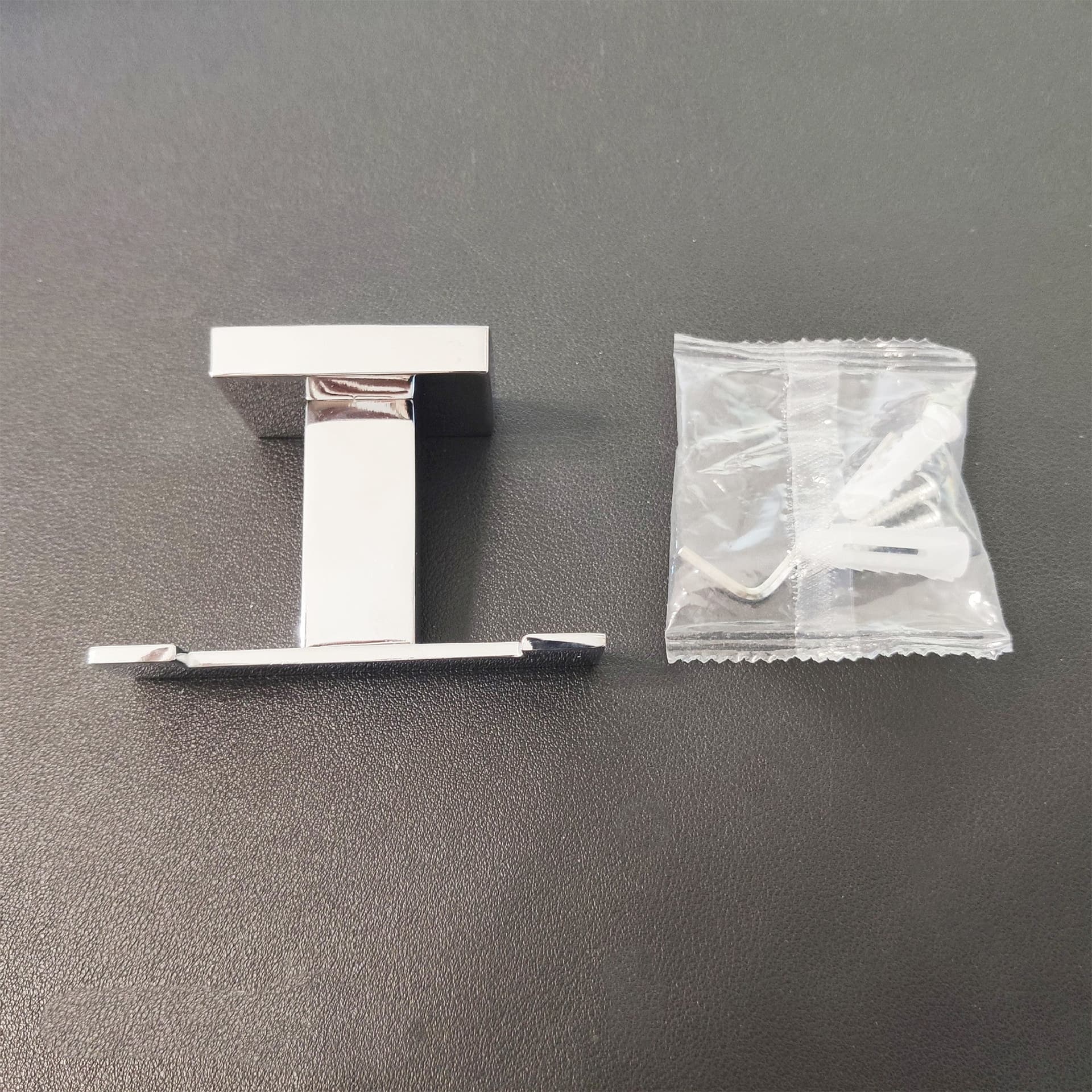 2 Appendini bagno con doppio gancio per accappatoi quadrato Zurigo in Ganci portasciugamani Mondialshop - Parabiago, commercioVirtuoso.it