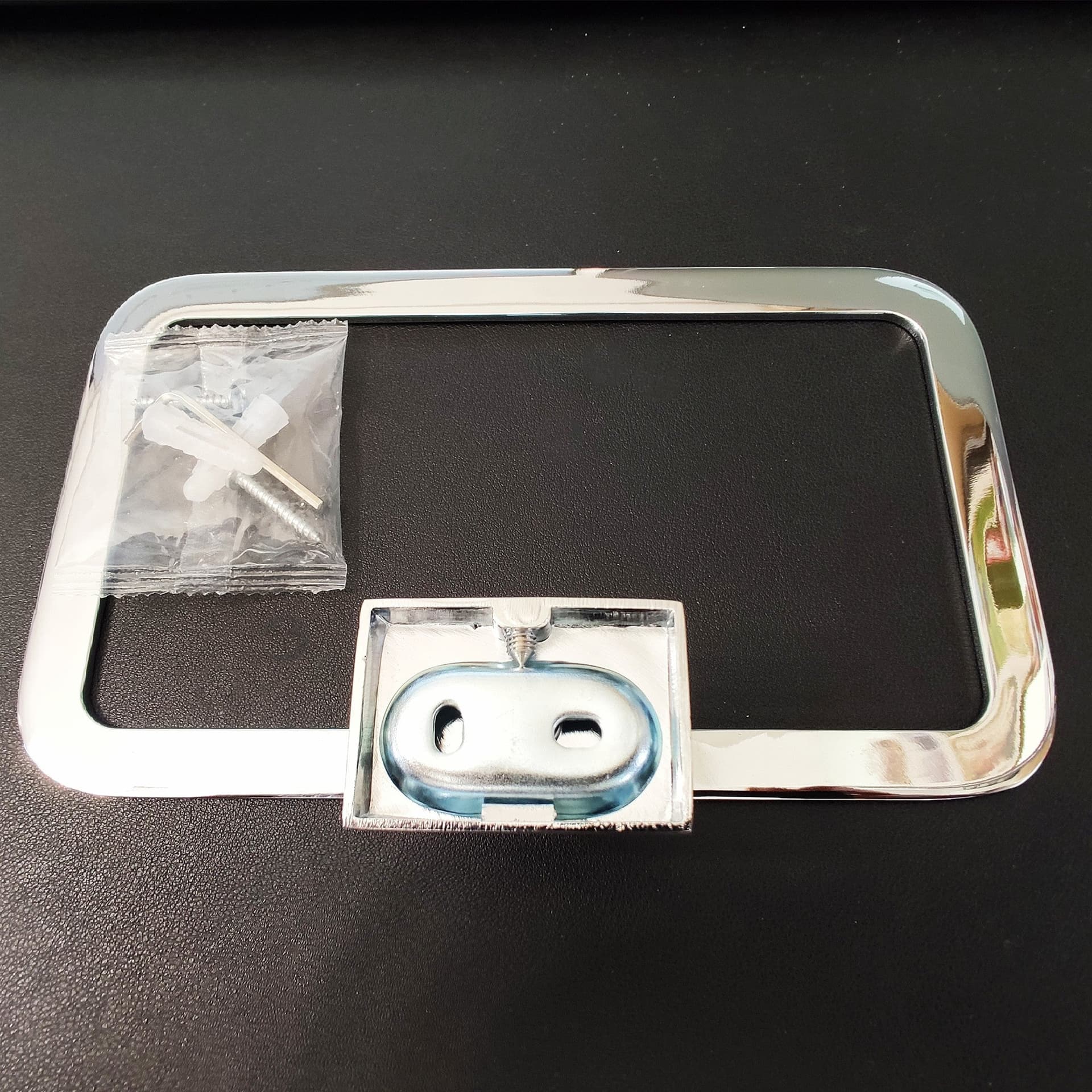 Porta asciugamani ad anello quadrato cromato Venezia in Anelli portasciugamani Mondialshop - Parabiago, commercioVirtuoso.it