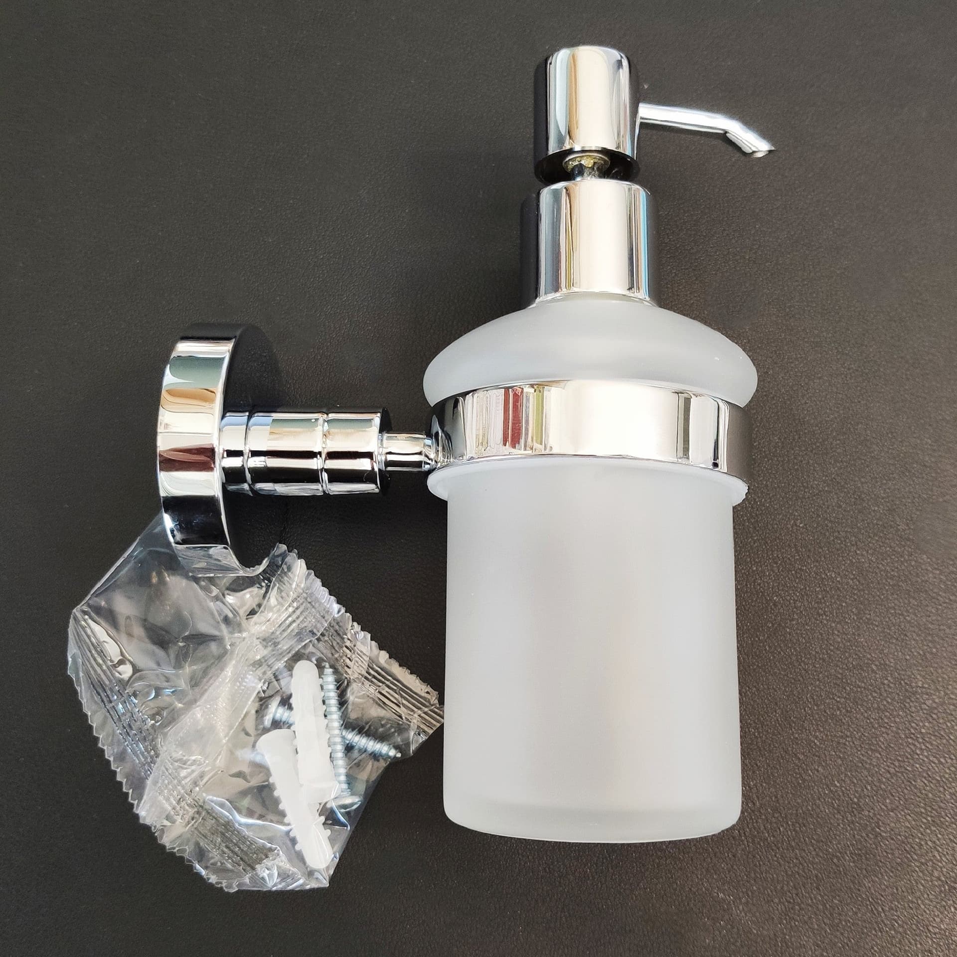 Porta sapone liquido di design vetro opale Venezia in Dosatori per sapone liquido Mondialshop - Parabiago, commercioVirtuoso.it