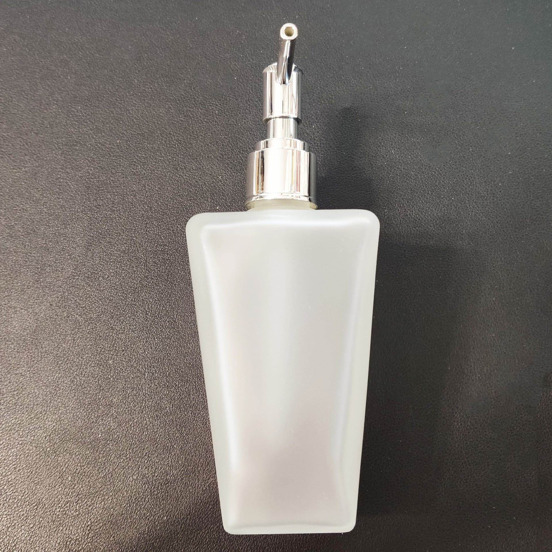 Porta sapone liquido in vetro ZURIGO in Dosatori per sapone liquido Mondialshop - Parabiago, commercioVirtuoso.it