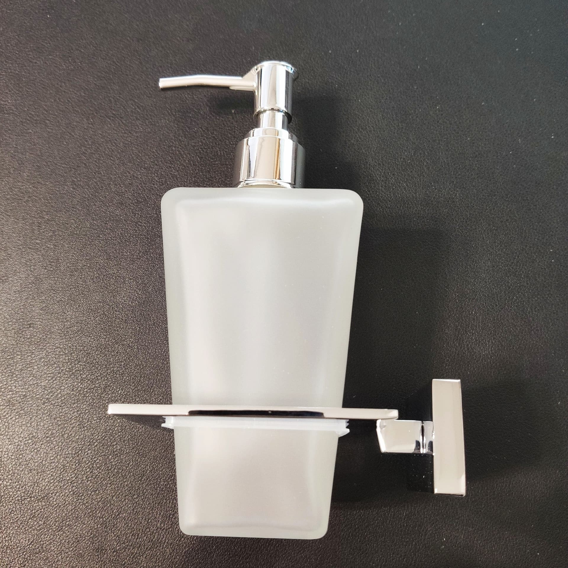 Porta sapone liquido in vetro con finiture cromate quadrato Zurigo in Dosatori per sapone liquido Mondialshop - Parabiago, commercioVirtuoso.it