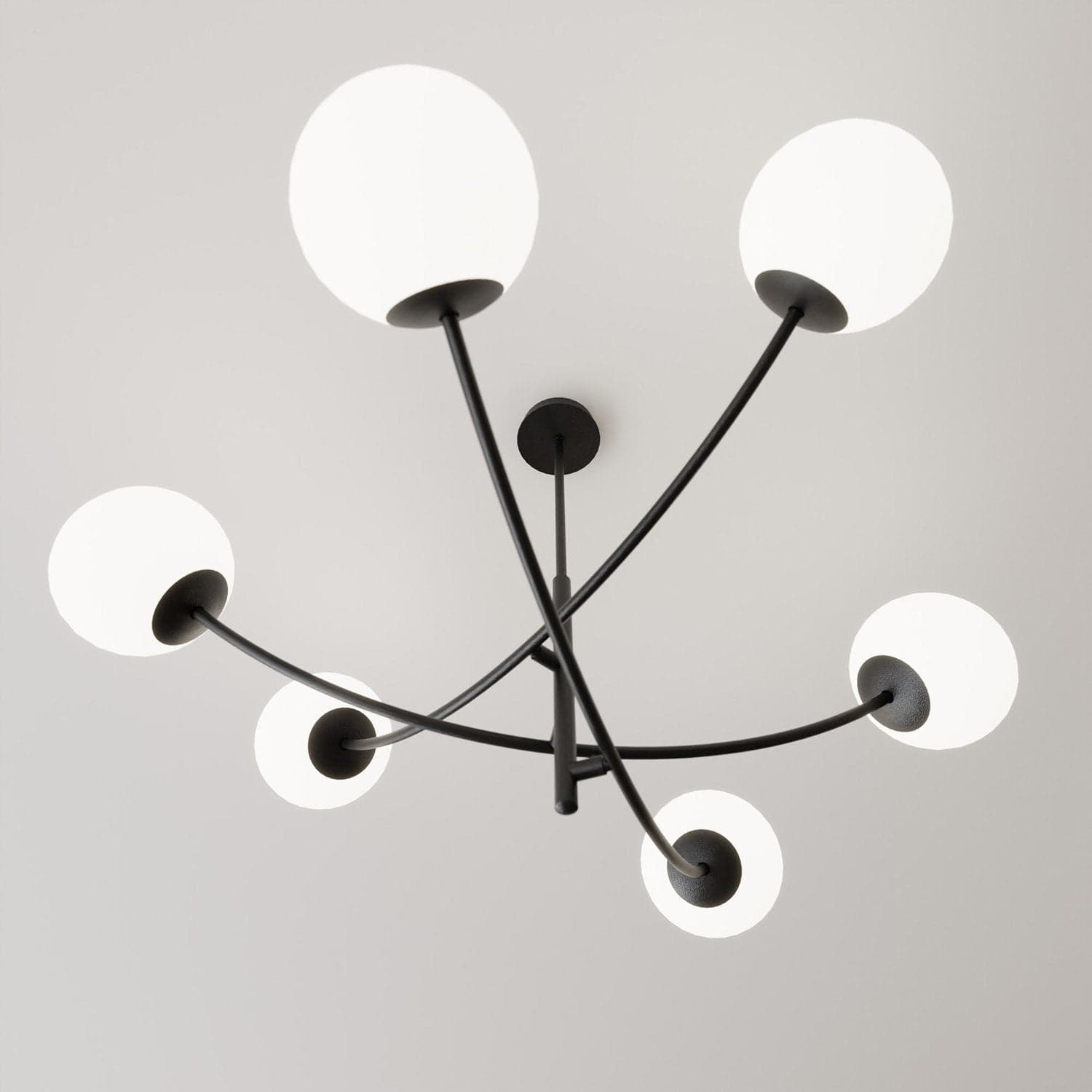 Sospenione Moderna 6 Luci Hunter Acciaio Nero Bracci Regolabili E Vetro Opalino in Lampade a sospensione LuceArt - Montecorvino Pugliano, commercioVirtuoso.it
