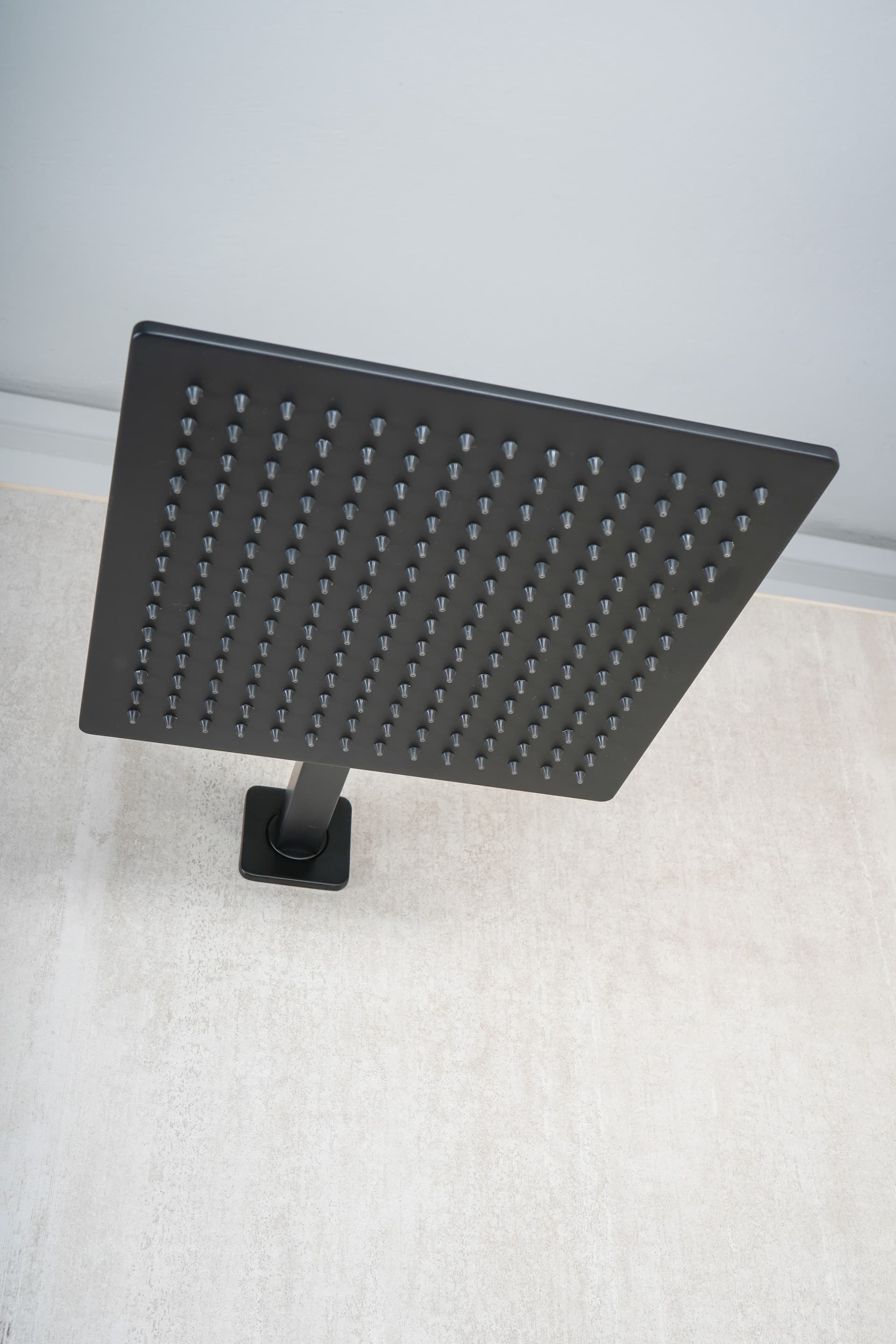 Soffione doccia nero 25x25 opaco con ugelli neri look total black METAFORM in Docce fisse Mondialshop - Parabiago, commercioVirtuoso.it