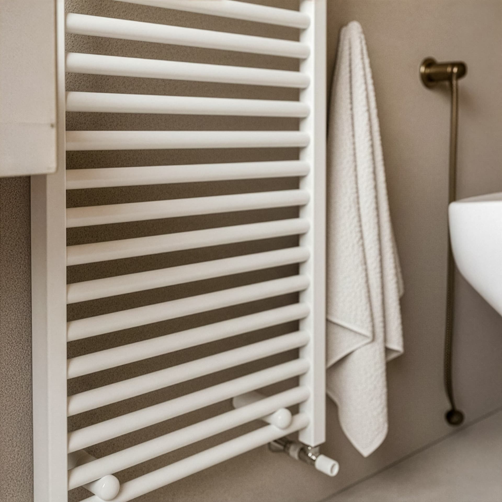 Scaldasalviette termoarredo 180x50 bianco interasse 45 cm IDRAULICO in Scalda asciugamani da parete Mondialshop - Parabiago, commercioVirtuoso.it