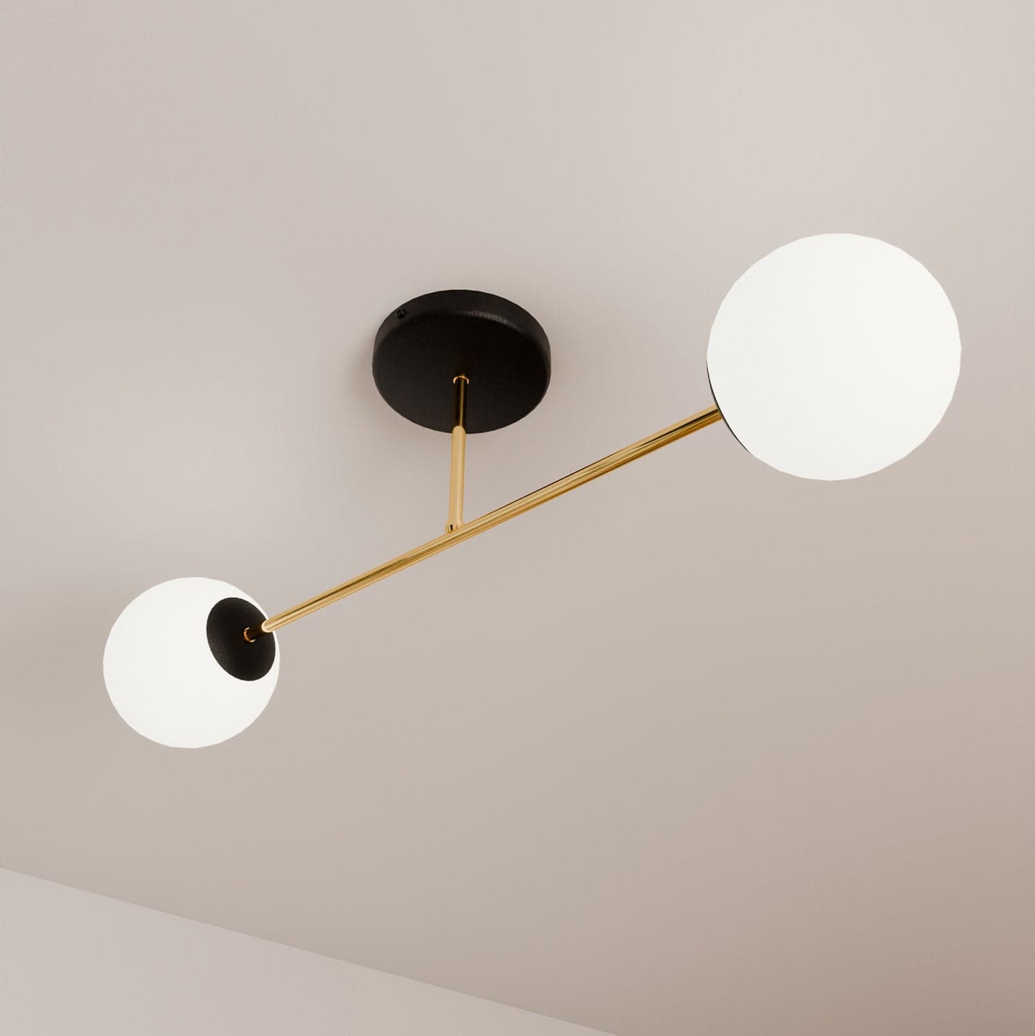 Plafoniera Moderna Magnium 2 Luci In Acciao Nero Oro E Sfere In Vetro Bianco in Lampade a sospensione LuceArt - Montecorvino Pugliano, commercioVirtuoso.it