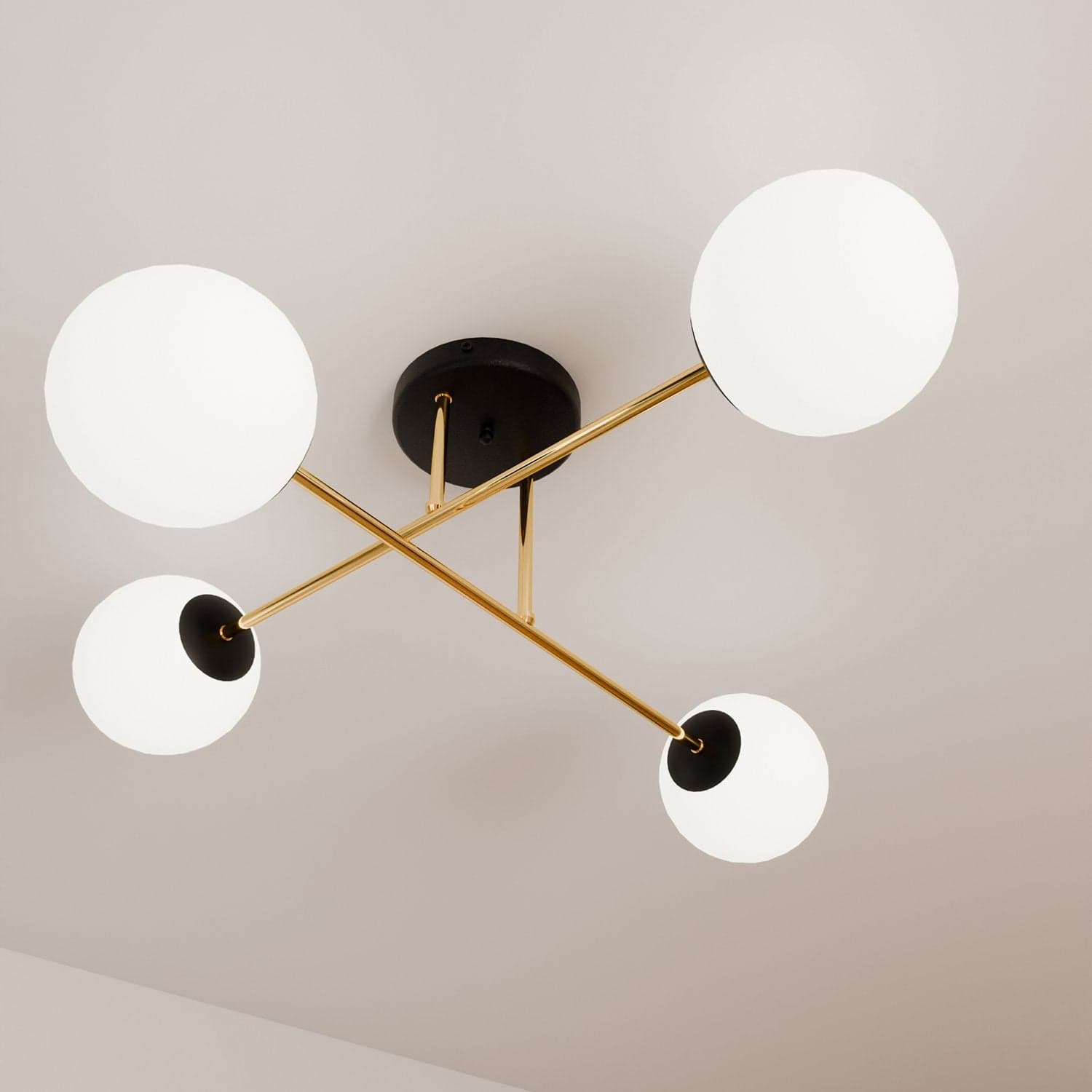 Plafoniera Moderna Magnium 4 Luci In Acciao Nero Oro E Sfere In Vetro Bianco in Lampade a sospensione LuceArt - Montecorvino Pugliano, commercioVirtuoso.it