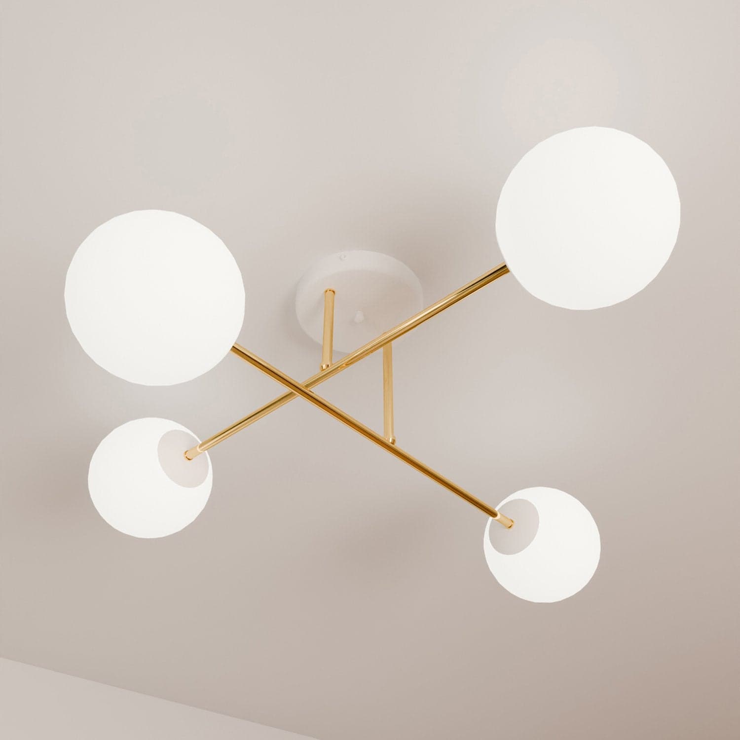 Plafoniera Moderna Magnium 4 Luci In Acciao Oro E Sfere In Vetro Bianco in Lampadari LuceArt - Montecorvino Pugliano, commercioVirtuoso.it