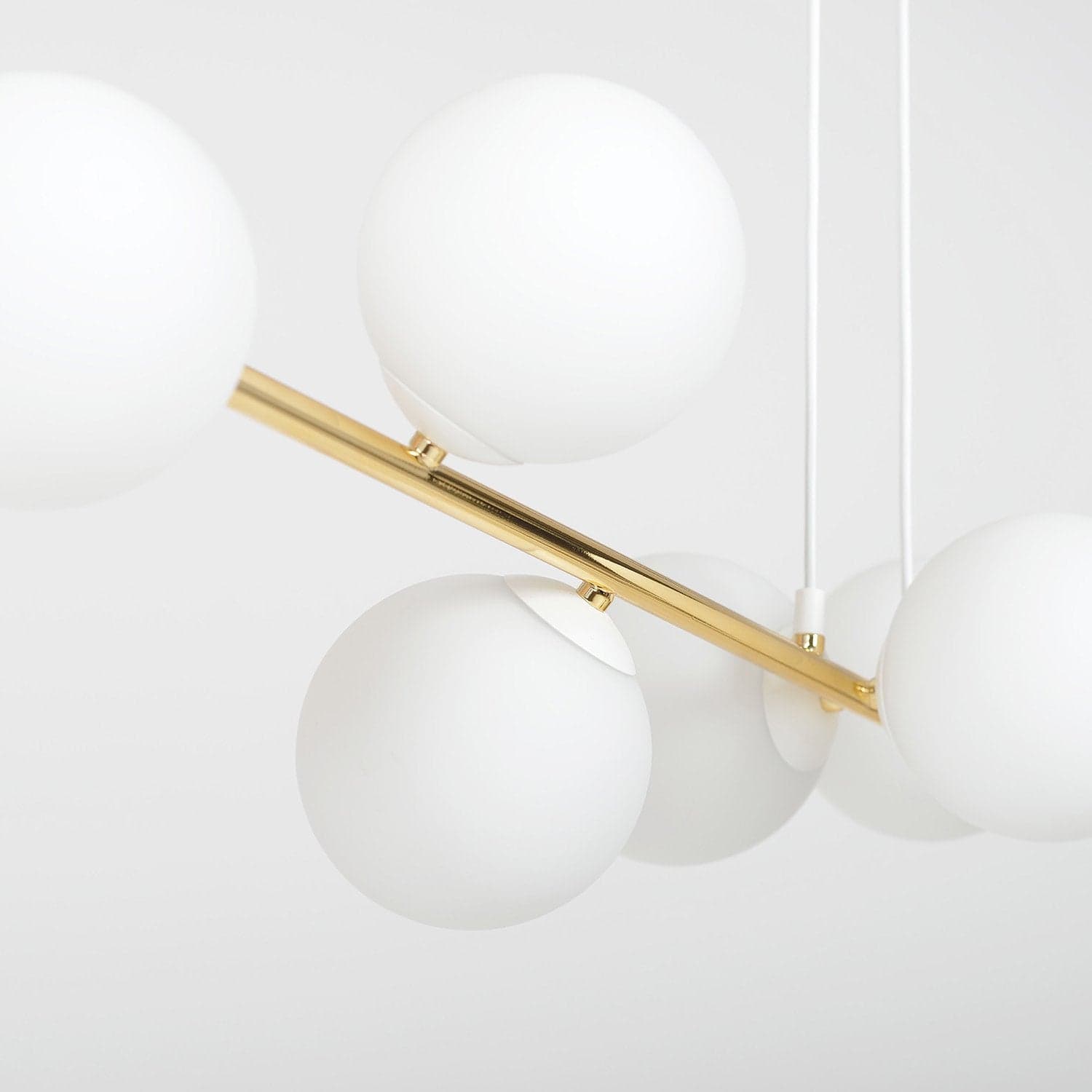 Sospensione Contemporanea Gravity 6 Luci In Acciaio Bianco E Oro E Vetro Bianco in Lampade a sospensione LuceArt - Montecorvino Pugliano, commercioVirtuoso.it