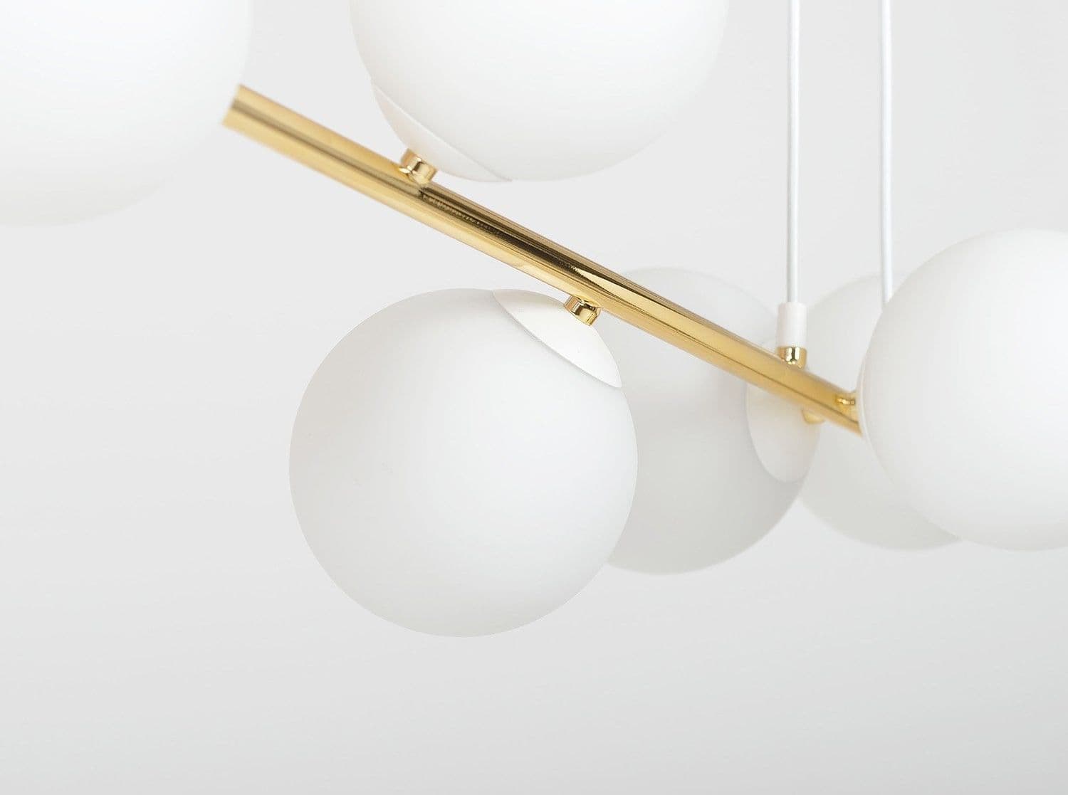 Sospensione Contemporanea Gravity 8 Luci In Acciaio Bianco E Oro E Vetro Bianco in Lampade a sospensione LuceArt - Montecorvino Pugliano, commercioVirtuoso.it