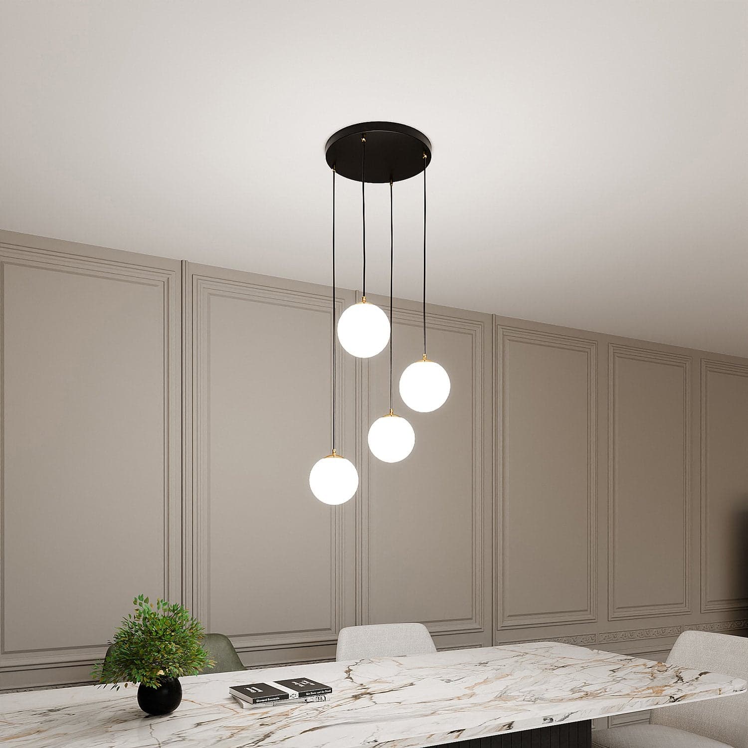 Sospensione Contemporanea Royal 4 Luci In Acciaio Nero/Oro Sfere Vetro Bianco in Lampade a sospensione LuceArt - Montecorvino Pugliano, commercioVirtuoso.it