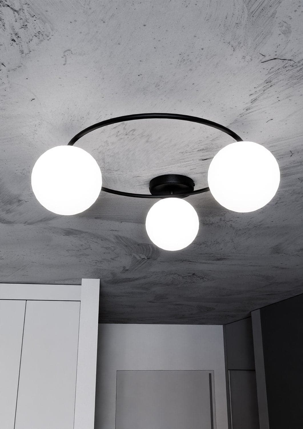 Plafoniera Minimal 3 Luci Sopra In Acciaio Nero E Sfere In Vetro Bianco in Lampadari LuceArt - Montecorvino Pugliano, commercioVirtuoso.it