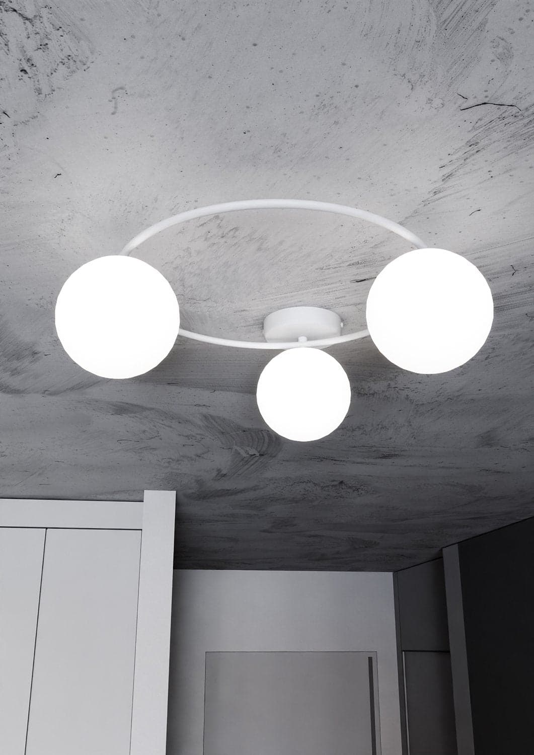 Plafoniera Minimal 3 Luci Sopra In Acciaio Bianco E Sfere In Vetro Bianco in Lampade a sospensione LuceArt - Montecorvino Pugliano, commercioVirtuoso.it
