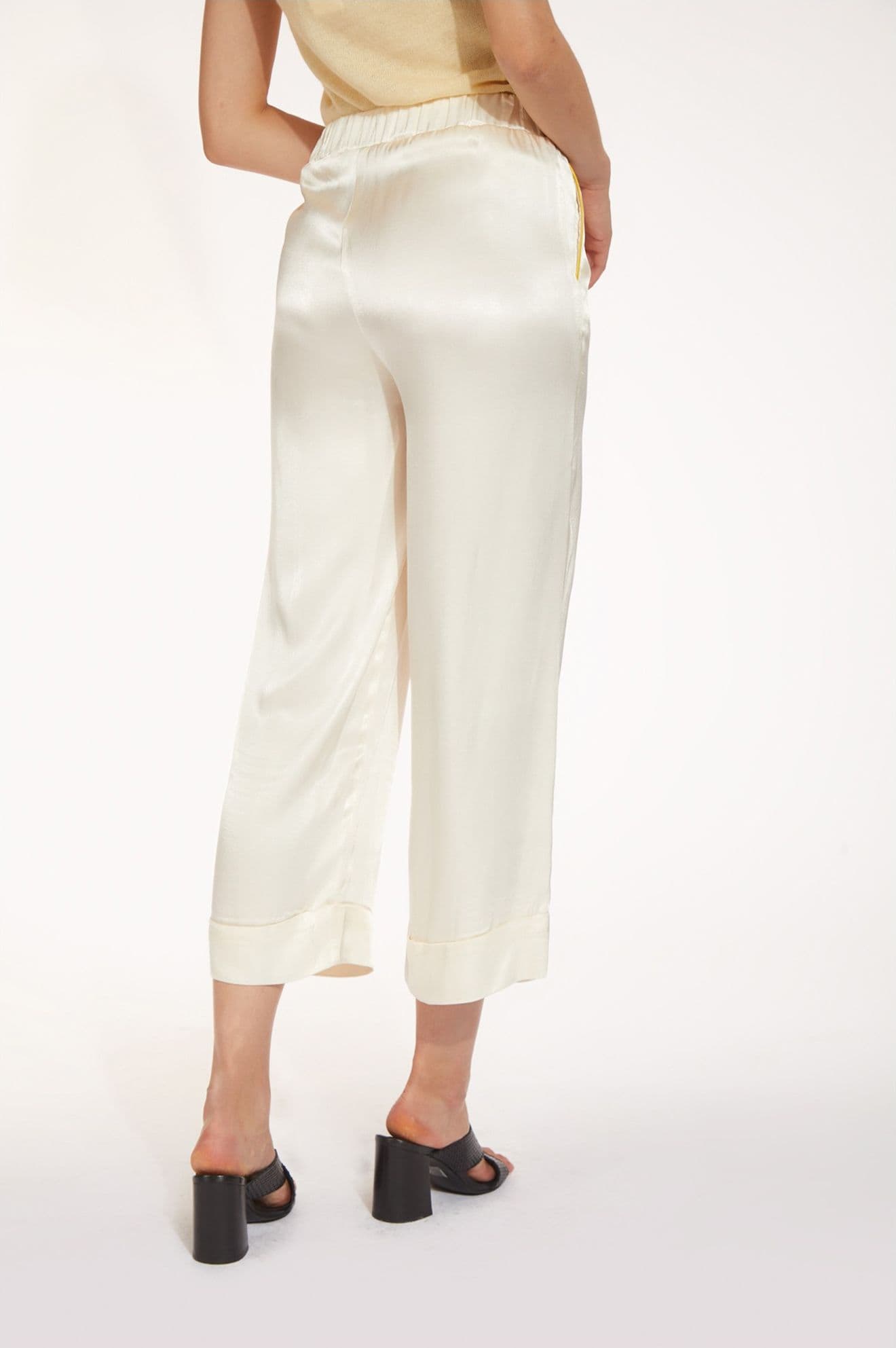 PANTALONE CULOTTE CON BORDI A CONTRASTO in Pantaloni sportivi 3A Moda Mare Sport - Bellaria Igea Marina, commercioVirtuoso.it