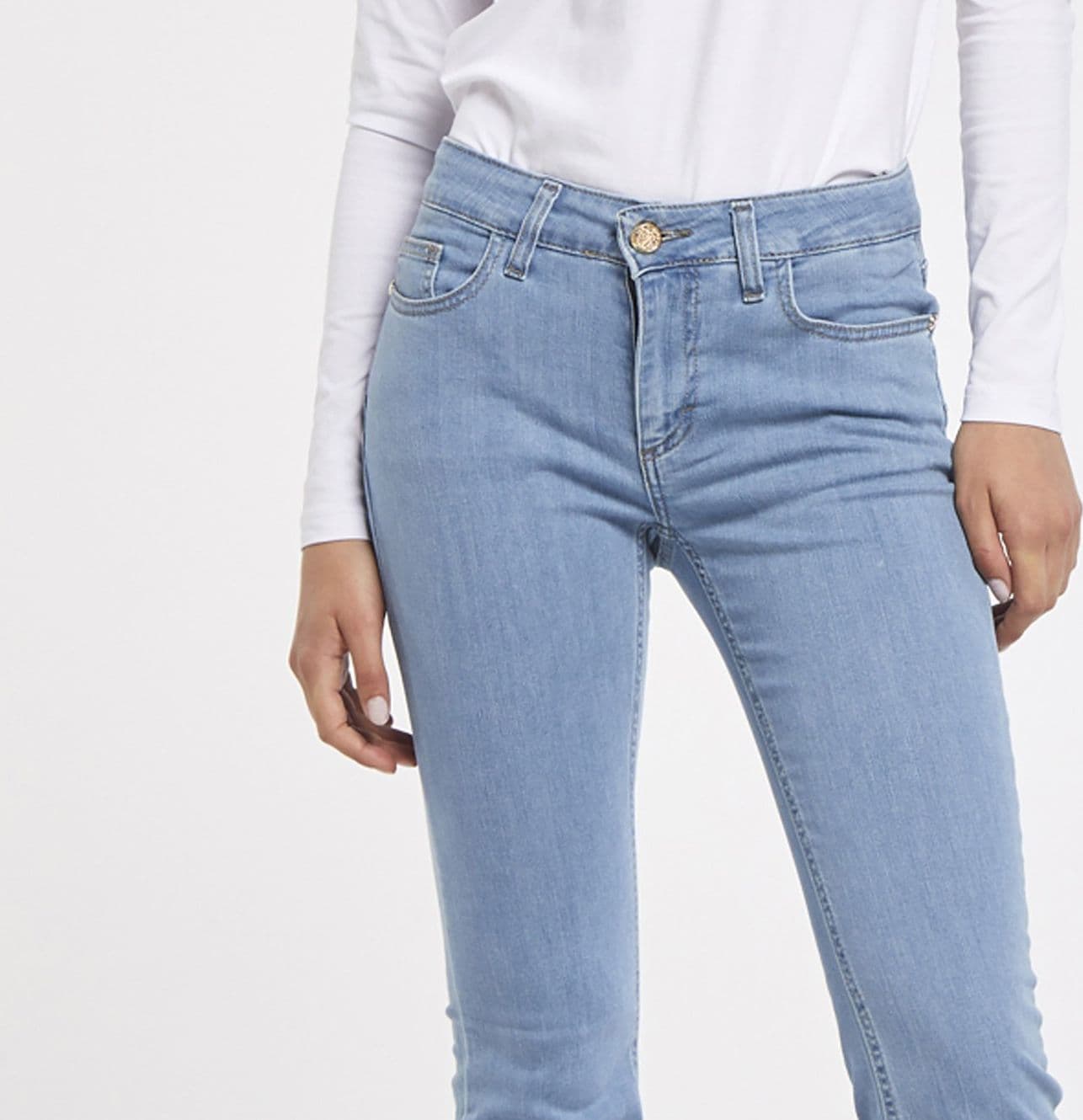 PANTALONE A ZAMPA CON ORLO SFRANGIATO in Pantaloni 3A Moda Mare Sport - Bellaria Igea Marina, commercioVirtuoso.it